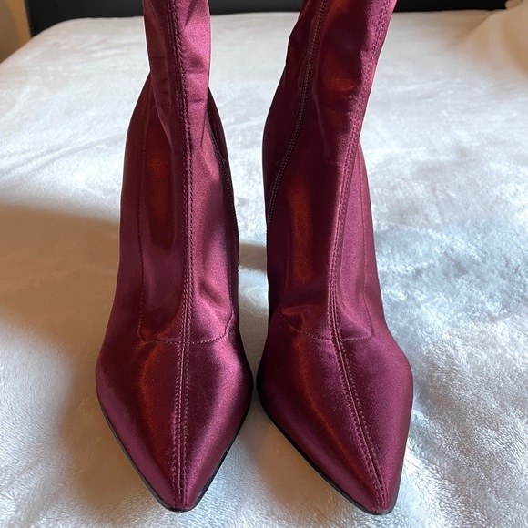 Guess Woman’s Aspire Red Satin Booties - Size 7.5 - Picture 3 of 5